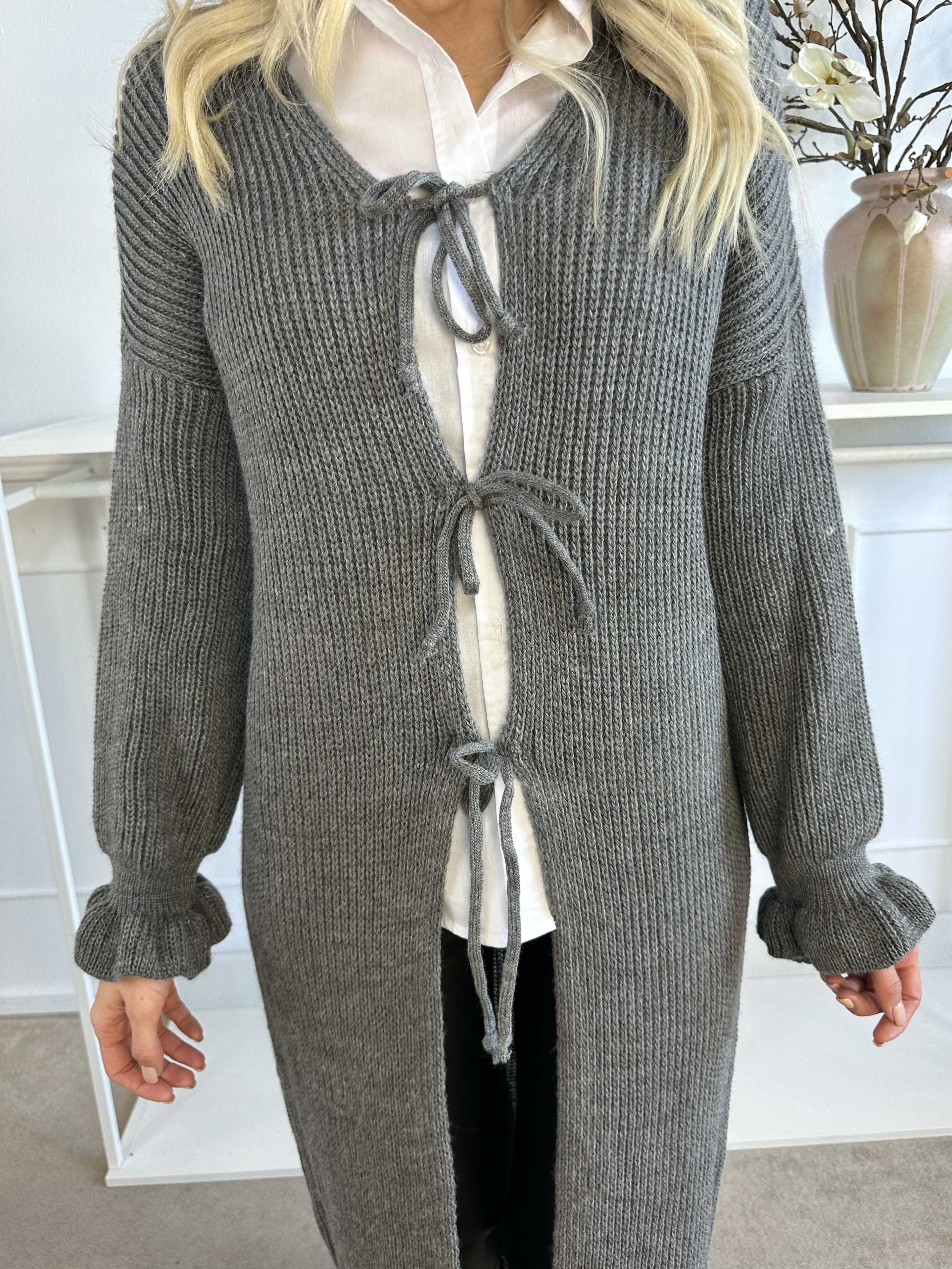 Catalina - Lang strikcardigan med sløjfer og flæsekant